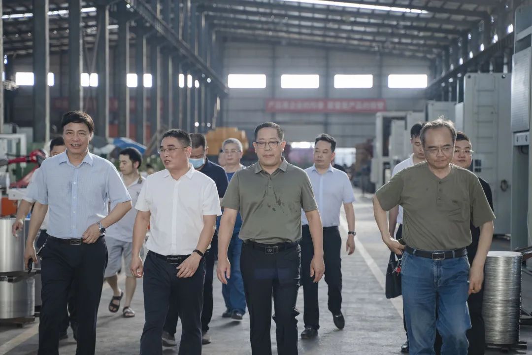 衡東縣縣委副書記、縣長對朝陽集團自動化生產線進行視察